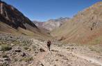 Caminhando de Confluencia para Laguna Horcones, na saída do Parque Provincial Aconcagua, na região de Mendoza, oeste da Argentina